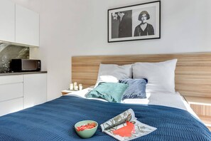 Iron/ironing board, WiFi, bed sheets