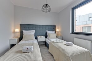 Een strijkplank/strijkijzer, wifi, beddengoed