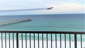Une jetée qui s’avance dans la mer, sous un ciel dégagé parsemé de quelques nuages.