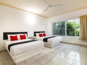 Escritorio, sistema de insonorización, wifi gratis y ropa de cama