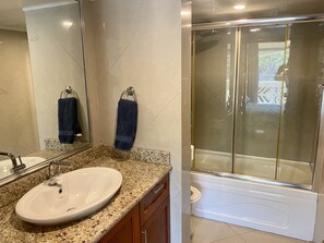 Tina con regadera y toallas 