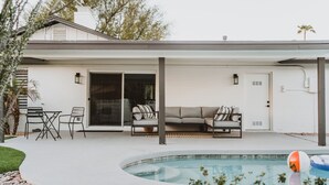 A modern house with a covered patio, a pool, and outdoor furniture. - *Great Rates Available* | Cactus Rose (Scottsdale)