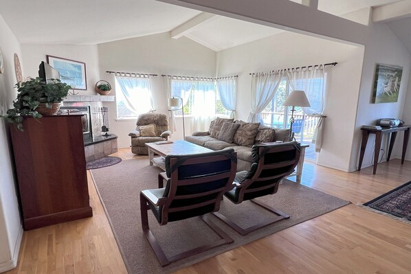 Smart TV, fireplace, DVD player