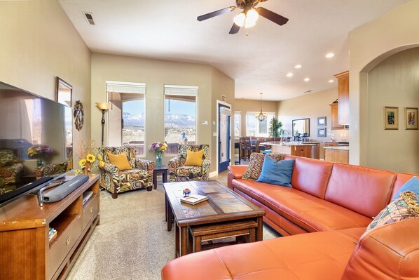 Smart TV, DVD player, books, stereo - Upscale with Mtn Views, Hot Tub, 25 Mins to Zion NP (La Verkin)