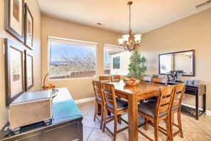 Dining - Upscale with Mtn Views, Hot Tub, 25 Mins to Zion NP (La Verkin)