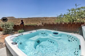 Outdoor spa tub - Upscale with Mtn Views, Hot Tub, 25 Mins to Zion NP (La Verkin)
