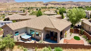 A modern house with a swimming pool, patio, and a view of the surrounding landscape. - Upscale with Mtn Views, Hot Tub, 25 Mins to Zion NP (La Verkin)