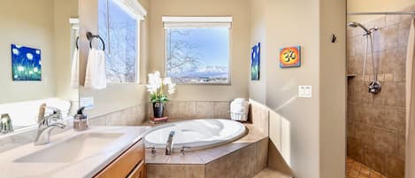 Combined shower/bathtub, jetted bath, hair dryer, towels
