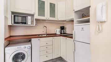 Kjøleskap, mikrobølgeovn, kokeplater og kaffetrakter/tekoker