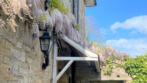 A stone building with a white awning and a black lantern. - Cosy traditional cottage with parking and garden (Ryde)