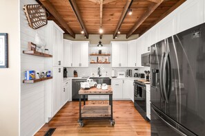 冷蔵庫、電子  レンジ、オーブン、コンロ