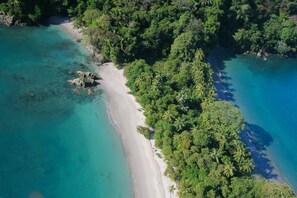 Beach nearby, sun-loungers, beach towels