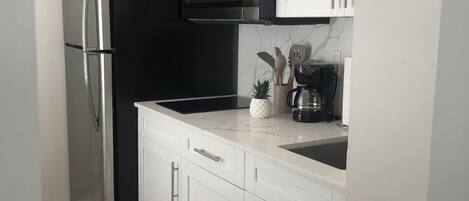 Réfrigérateur, micro-ondes, plaque de cuisson, cafetiÚre/bouilloire