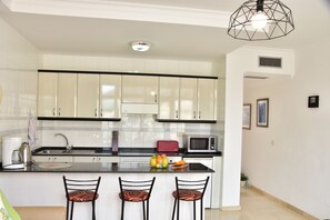 Fridge, microwave, oven, stovetop - Apartamento Junto A LA Playa, Magnifica Y Amplia Terraza (PLAYA DE MOGAN)