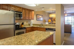 Private kitchen - ORLANDO'S SUNSHINE RESORT (Ormond Beach)