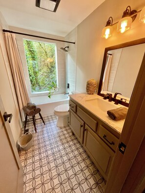 Combined shower/bathtub, hair dryer, towels, soap
