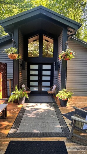 Terrace/patio - Secluded Tree House Chalet (Issaquah)