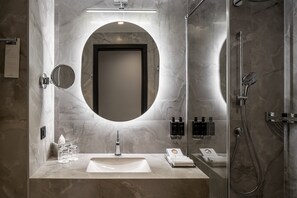 Rainfall showerhead, free toiletries, hair dryer, bathrobes