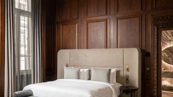 Suite, 1 chambre | Minibar, coffres-forts dans les chambres, bureau, rideaux occultants