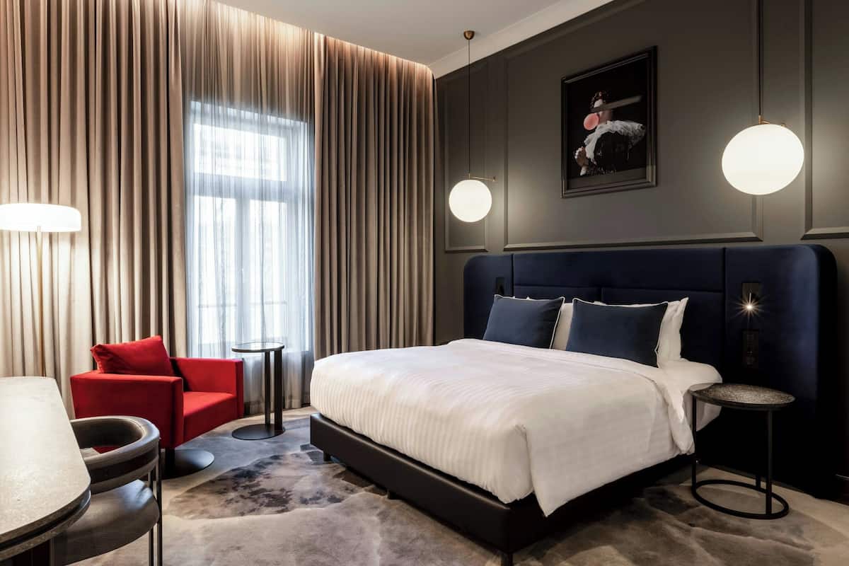 Room, 1 King Bed, Non Smoking | 1 bedroom, minibar, in-room safe, desk