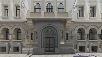 Ein prächtiges Gebäude mit symmetrischer Fassade, großen Bogenfenstern und einem zentralen Eingang, auf dem das Schild "The MARMOROSCH" zu sehen ist.