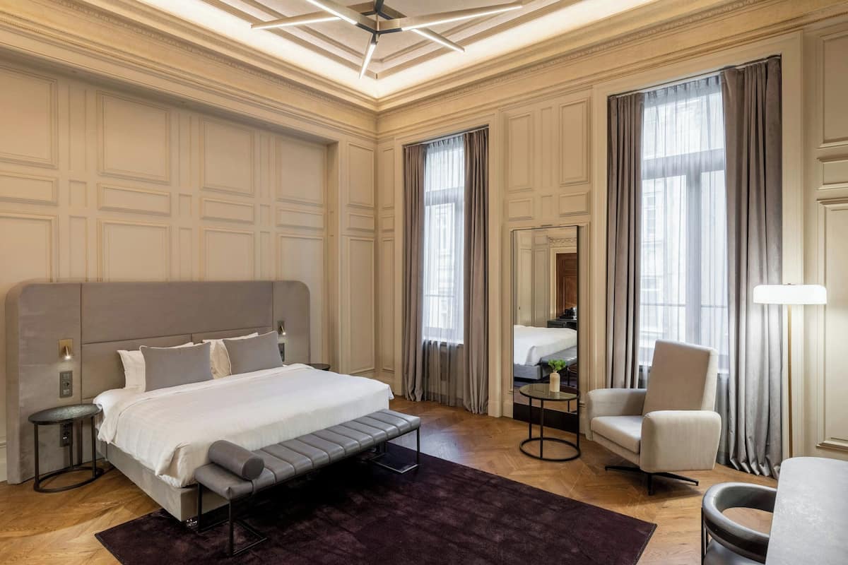 Room, 1 King Bed, Non Smoking | 1 bedroom, minibar, in-room safe, desk