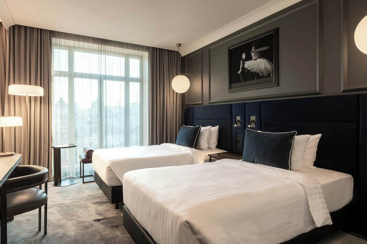 Room, 2 Twin Beds, Non Smoking | 1 bedroom, minibar, in-room safe, desk