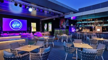 Lunch and dinner served, international cuisine