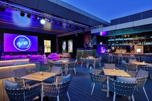 Serveert lunch en diner, internationale gerechten