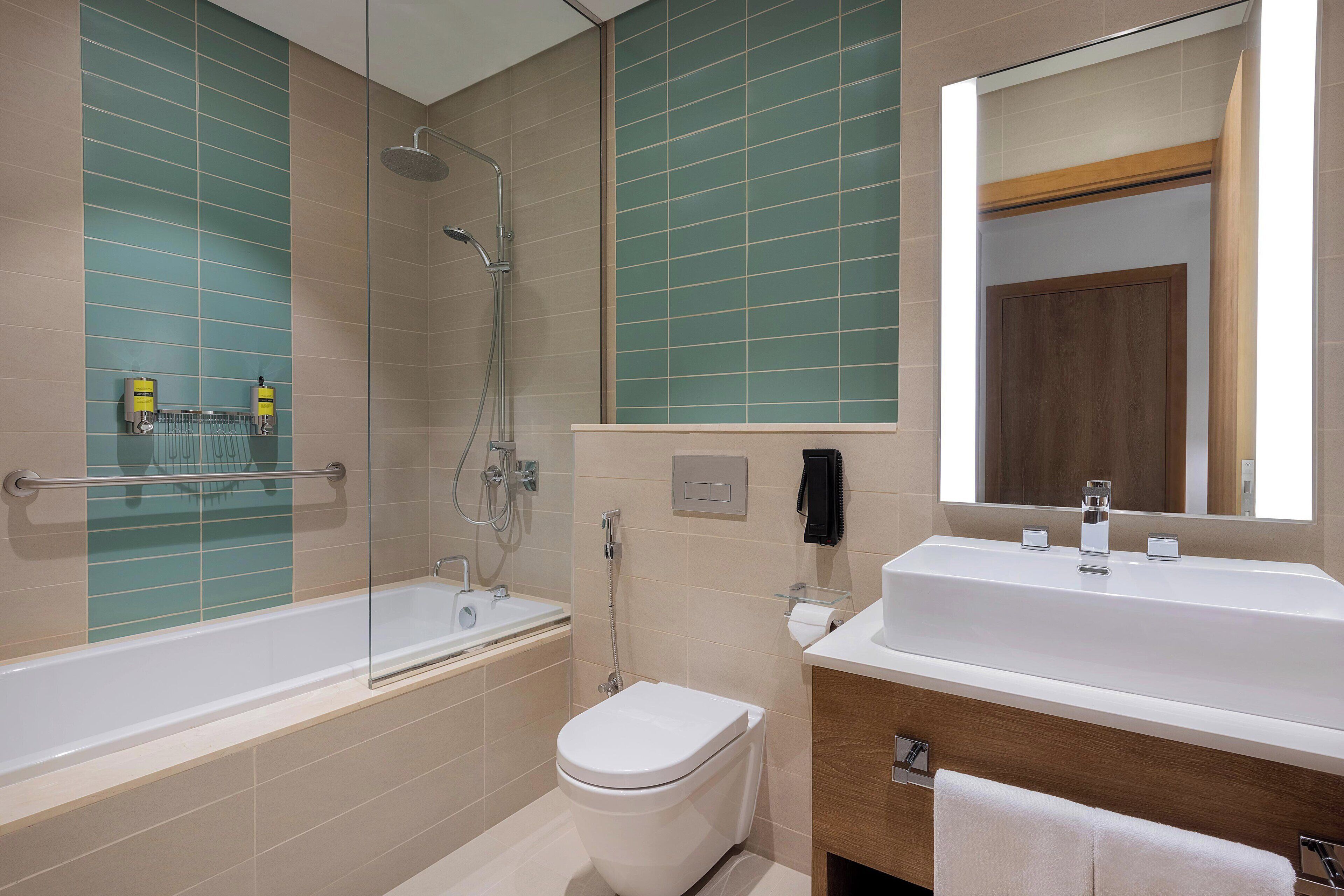Un baño moderno con bañera, inodoro y lavamanos.