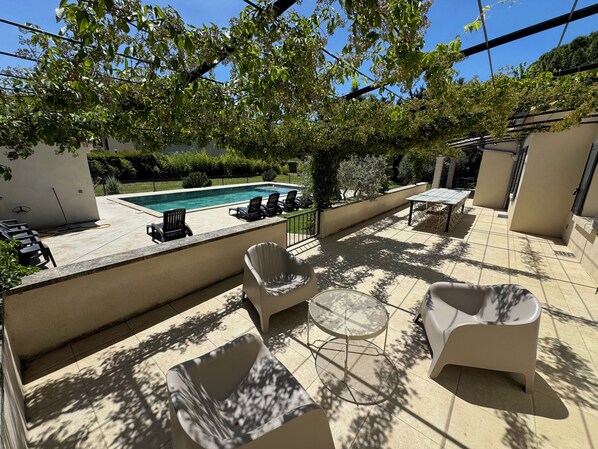 Una piscina al aire libre