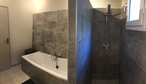 Bathtub, toilet paper - Villa "La Farniente" (Aubignan)