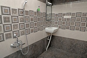 DELUXE AC ROOM | Baño | Ducha y cabezal de ducha tipo lluvia
