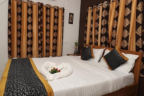 Memory-foam beds, desk, laptop workspace, rollaway beds - Kumaran Kudil (Bodinayakanur)