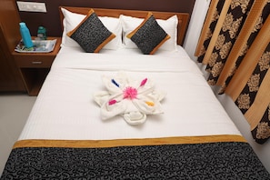 Memory-foam beds, desk, laptop workspace, rollaway beds - Kumaran Kudil (Bodinayakanur)
