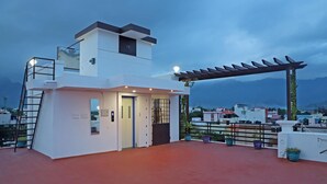 Un bâtiment moderne doté d’un balcon et d’une pergola.