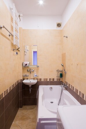 Bathtub, hair dryer, towels, soap - Beautiful view to the city (Warszawa)