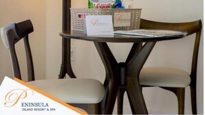 Une table avec un réfrigérateur à boissons contenant des boissons et une pancarte indiquant « PENINSULA ISLAND RESORT & SPA ».