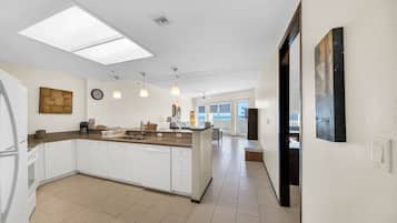 KĂŒhlschrank, Mikrowelle, Ofen, Herdplatte