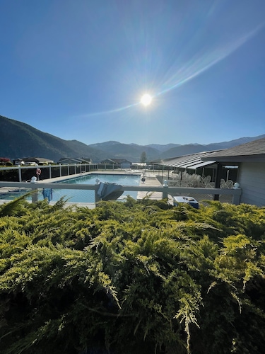 Lake Chelan House at Wapato Point with Lake View, Beach and Pool Access