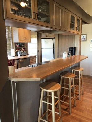 Fridge, microwave, oven, stovetop - Lake Chelan House at Wapato Point with Lake View, Beach and Pool Access (Manson)
