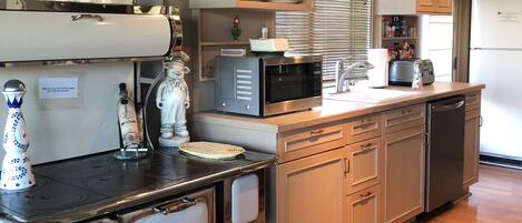 Een koelkast, een magnetron, een oven, een kookplaat