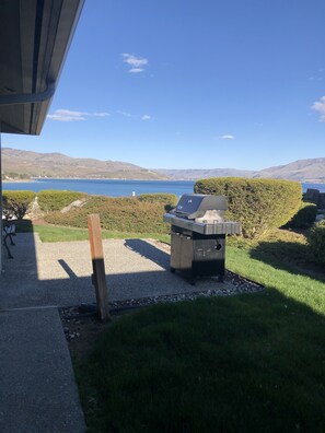 Terrace/patio - Lake Chelan House at Wapato Point with Lake View, Beach and Pool Access (Manson)