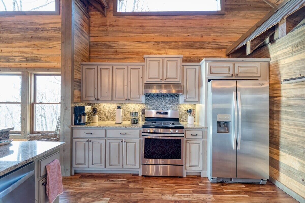 Coffee/tea maker, fridge, microwave, oven