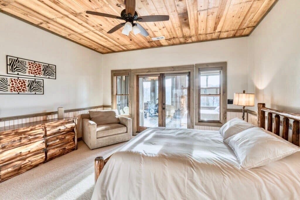 4 habitaciones, escritorio y tabla de planchar con plancha 