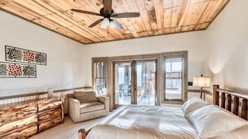 4 habitaciones, escritorio y tabla de planchar con plancha