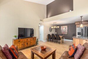 Living area - Scottsdale Racquet Club Two bedroom Condo (Scottsdale)