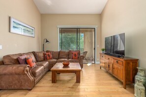 Living area - Scottsdale Racquet Club Two bedroom Condo (Scottsdale)