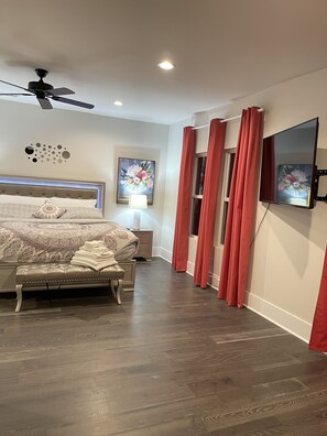 5 bedrooms, desk, iron/ironing board, free WiFi - Luxurious home for families & professionals (Charlotte)
