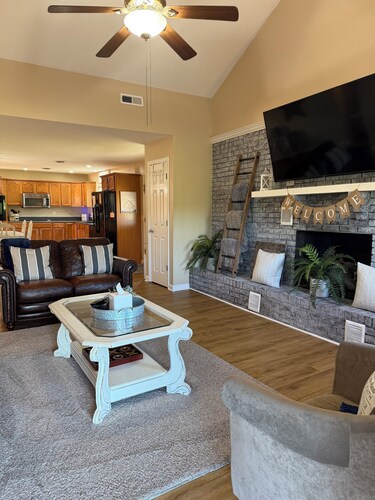Brick Farmhouse Retreat – 7 Minutes to Red Clay State Park